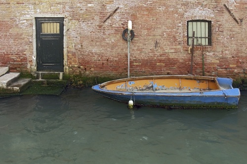 Barque bleu à la porte