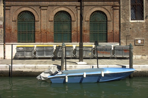 Barque bleu aux Trois Grilles