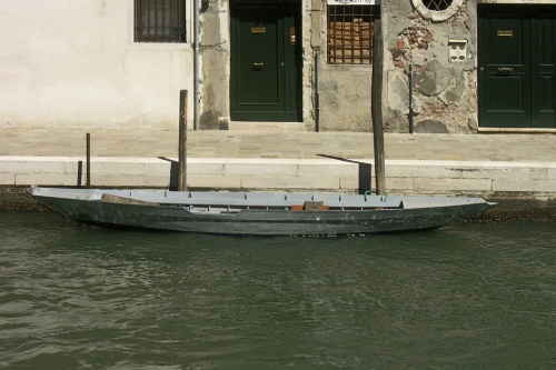 Barque grise avec échancrure