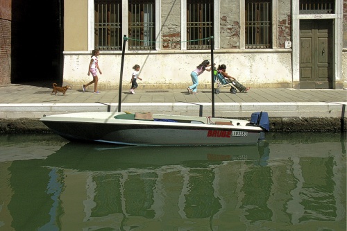 Barque grise avec gang