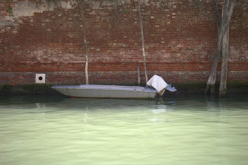 Barque petite au grand mur