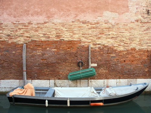 Barque au moteur orange