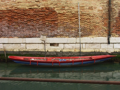 Barque bleue rouge