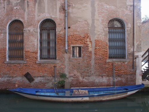 Barque lunga bleue
