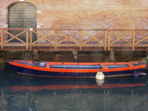 Barque orange bleue