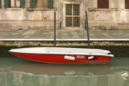 Barque rouge rouge
