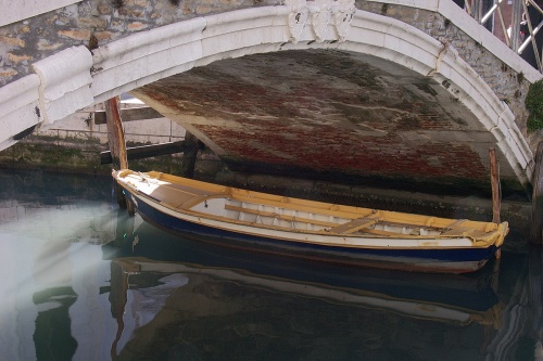 Barque sous le pont