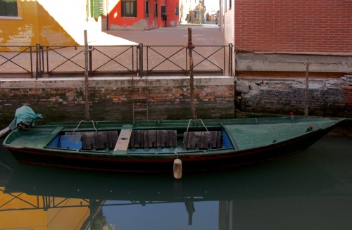 Barque vert sombre