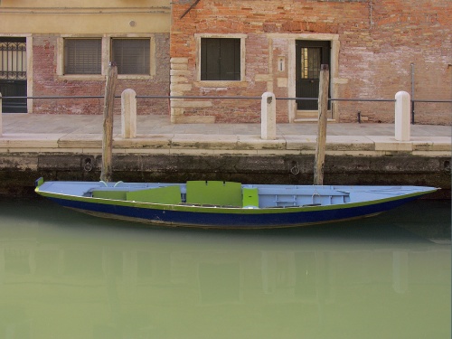 Barque verte et bleue