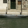 Barque grise avec échancrure