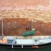 Barque au moteur orange